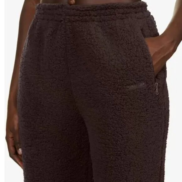 NWT Skims Teddy High Pile Fleece Joggers Espresso Size Medium - Picture 1 of 15